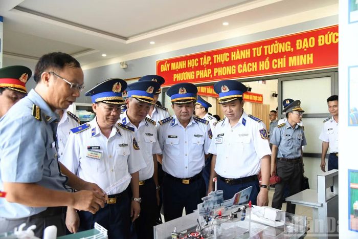 Các đại biểu tham quan mô hình học cụ tại hội thi. (Ảnh: Lê Đình Thìn)