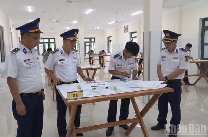 Phần thi tác nghiệp trên hải đồ. (Ảnh: Lê Đình Thìn)