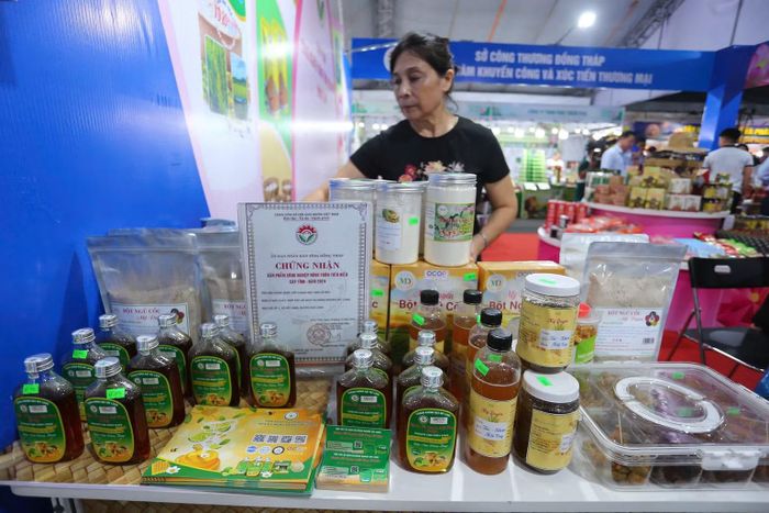 Nhiều mặt hàng đặc sản vùng miền được giới thiệu tại Hội chợ lần này. (Ảnh: TRỌNG ANH)