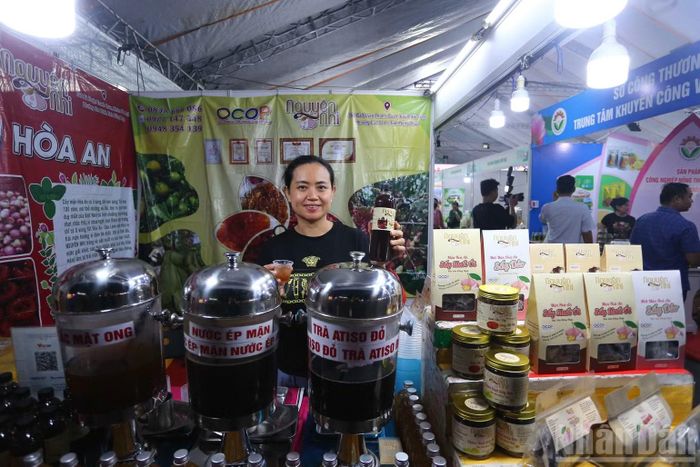 Một gian hàng giới thiệu các loại nước uống thảo dược tại hội chợ. (Ảnh: TRỌNG ANH)