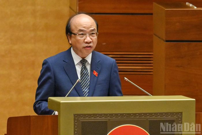 Chủ nhiệm Ủy ban Pháp luật và Tư pháp Phan Chí Hiếu trình bày báo cáo thẩm tra. (Ảnh: DUY LINH)