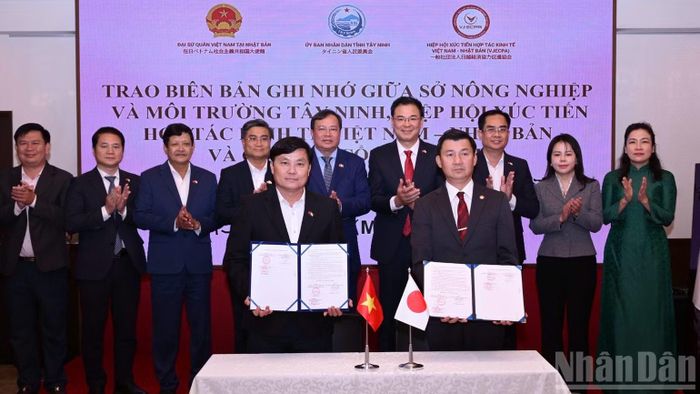 Sở Nông nghiệp và Môi trường Tây Ninh trao bản ghi nhớ hợp tác với Hiệp hội hợp tác đầu tư Việt Nam-Nhật Bản. (Ảnh: THANH PHONG)