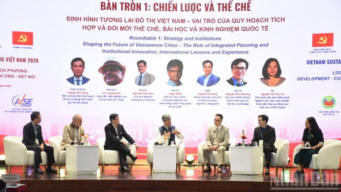 Các chuyên gia, diễn giả tham dự bàn tròn nội dung "Chiến lược và thể chế". (Ảnh: ANH ĐÀO)