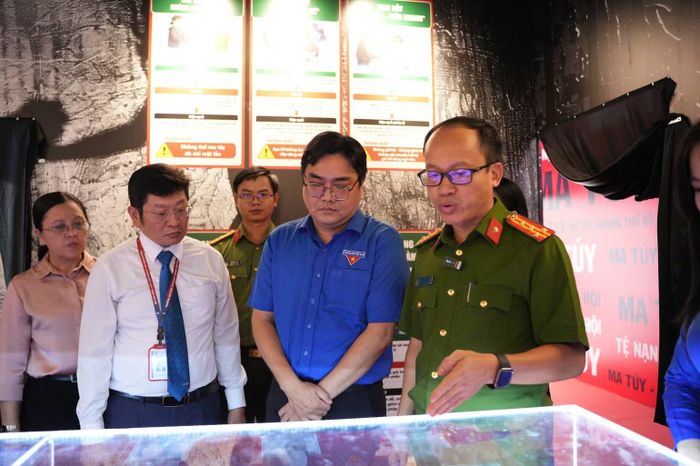 Các đại biểu tham quan khu trưng bày giới thiệu các mẫu vật mô phỏng các loại ma túy. (Ảnh: QUANG QUÝ)