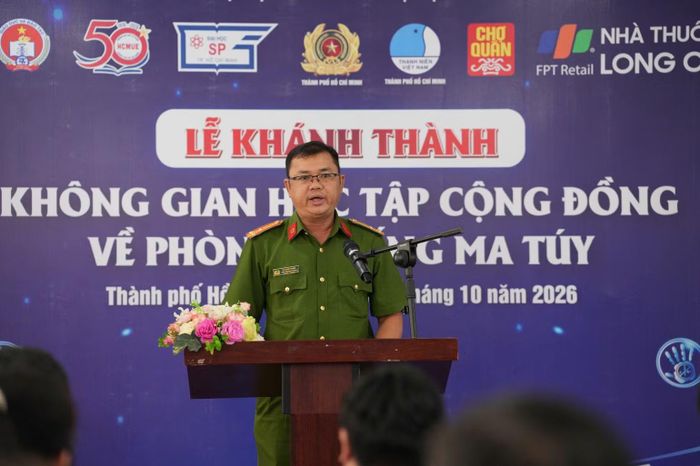 Thượng tá Lê Xuân Thanh, Phó Trưởng phòng Cảnh sát điều tra tội phạm về ma túy phát biểu tại lễ ra mắt mô hình “Không gian học tập cộng đồng về phòng, chống ma túy” tại Trường đại học Sư phạm Thành phố Hồ Chí Minh. (Ảnh: QUANG QUÝ)