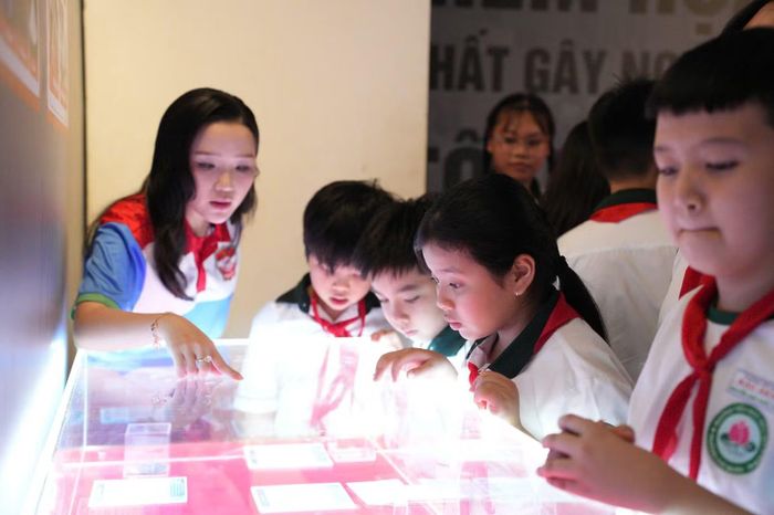 MC Nguyễn Ngọc Quỳnh Như nêu các tác hại của ma túy đối với giới trẻ. (Ảnh: QUANG QUÝ)