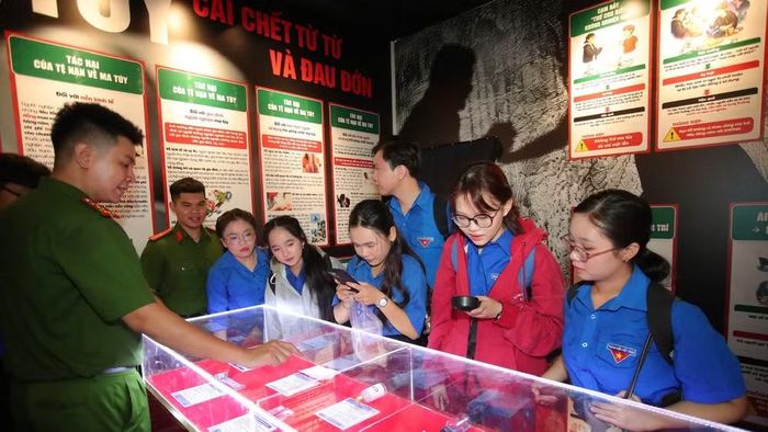 Công an Thành phố giới thiệu các mẫu vật mô phỏng ma túy và tác hại của nó. (Ảnh: QUANG QUÝ)
