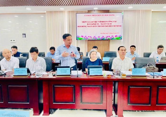 Đại diện các địa phương báo cáo, kiến nghị với đoàn công tác của Ban Kinh tế-Ngân sách Hội đồng nhân dân Thành phố Hồ Chí Minh. (Ảnh: Hội đồng nhân dân thành phố cung cấp)