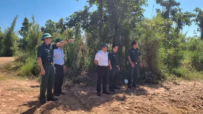 Lãnh đạo Ban Chỉ huy Bộ đội Biên phòng tỉnh Đắk Lắk và lãnh đạo xã Ia Rvê khảo sát thực tế khu vực thực hiện dự án. (Ảnh: NGUYỄN LÂN)