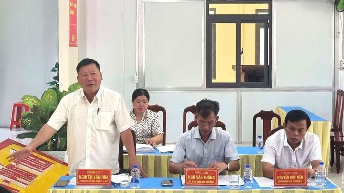 Đồng chí Nguyễn Văn Hoa, Chủ tịch Ủy ban nhân dân xã Ia Rvê phát biểu tại buổi làm việc. (Ảnh: NGUYỄN LÂN)