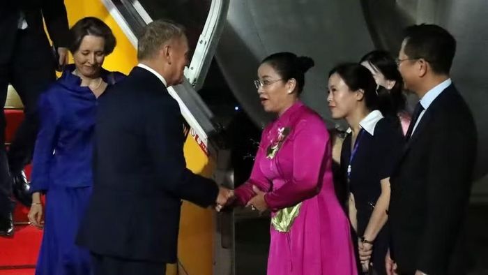 Phó Chủ tịch Ủy ban nhân dân thành phố Đà Nẵng Nguyễn Thị Anh Thi đón Thủ tướng Cộng hòa Ba Lan Donald Tusk tại Sân bay Quốc tế Đà Nẵng tối 23/10. (Ảnh: TTXVN)