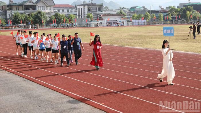 Các đoàn vận động viên diễu hành biểu dương lực lượng. (Ảnh: TRẦN TUẤN)