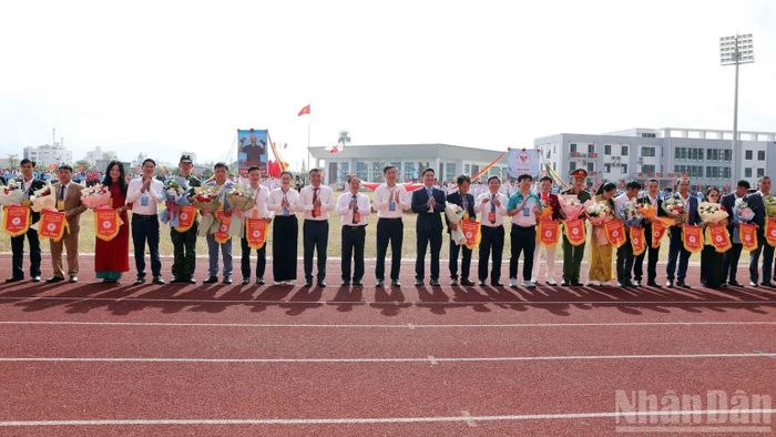 Ban tổ chức tặng hoa và cờ lưu niệm cho đại diện các đoàn vận động viên. (Ảnh: TRẦN TUẤN)