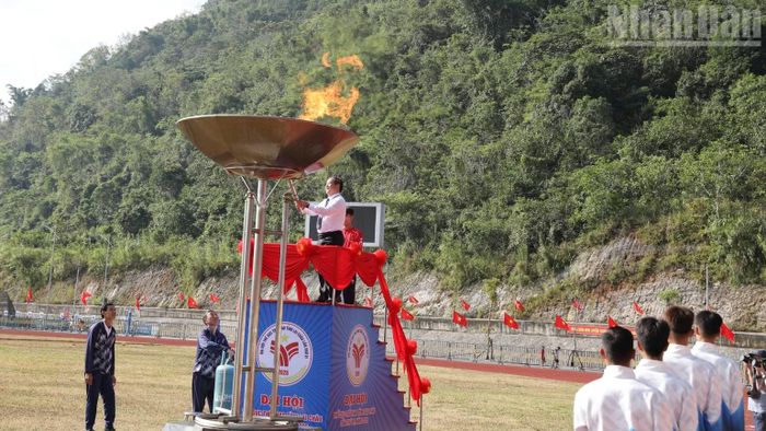 Đại diện Ban tổ chức đốt ngọn đuốc thắp sáng đài lửa Đại hội. (Ảnh: TRẦN TUẤN)