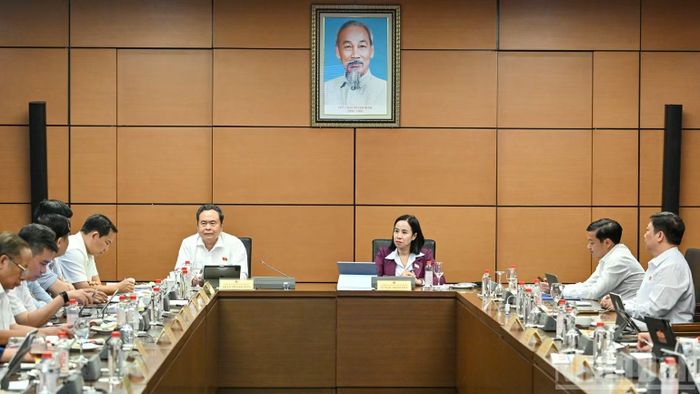 Đại biểu Quốc hội thảo luận tại tổ. (Ảnh: THỦY NGUYÊN)