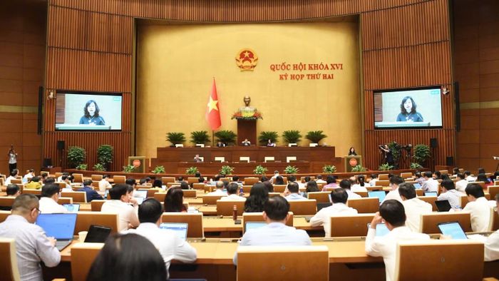 Các đại biểu Quốc hội nghe Bộ trưởng Y tế Đào Hồng Lan báo cáo tóm tắt nội dung dự thảo Luật An toàn thực phẩm (sửa đổi) tại Kỳ họp thứ 2, Quốc hội khóa XVI. (Ảnh: quochoi.vn)