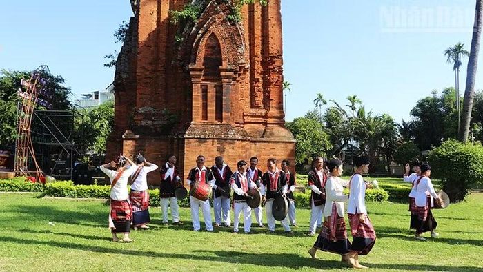 Các nghệ nhân Chăm H'roi biểu diễn dưới Tháp Đôi. (Ảnh: PHÚC THẮNG)