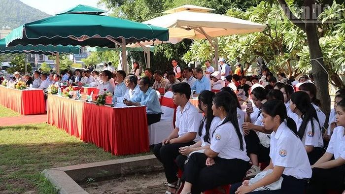 Đông đảo học sinh, người dân và du khách đến tham gia chương trình. (Ảnh: PHÚC THẮNG)