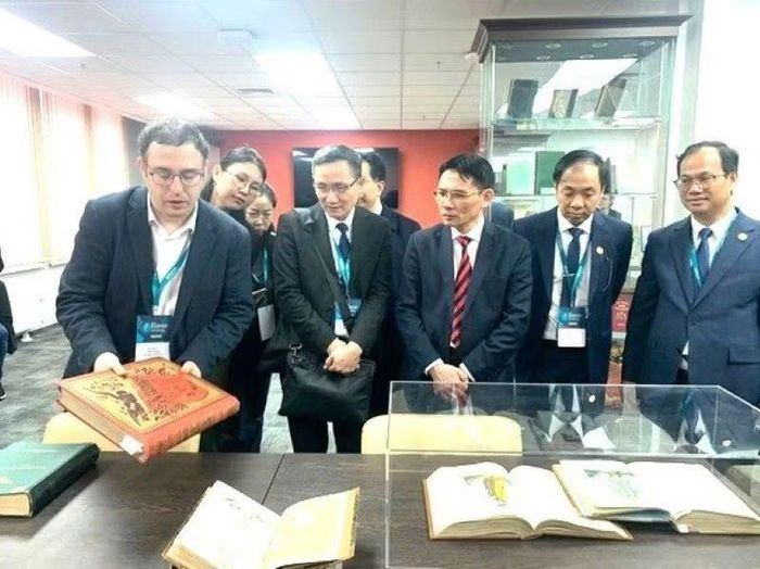 Đoàn Công tác tham quan Quỹ sách quý của Học viện Tổng thống. (Ảnh: Viện Hàn lâm)