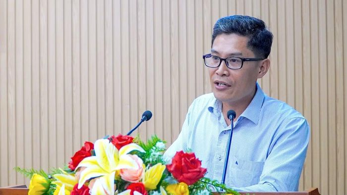 Tiến sĩ Hồng Minh Hoàng thuộc Viện Mekong phát biểu phân tích nguyên nhân và đề xuất các giải pháp căn cơ, sinh kế bền vững cho vùng sạt lở tại Cà Mau. (Ảnh: HOÀN THÀNH)