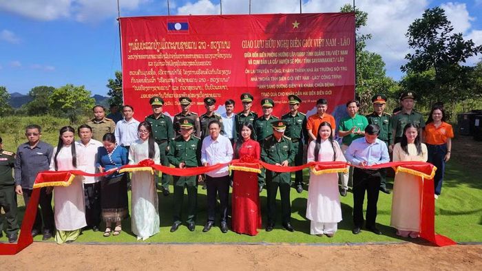 Các đại biểu thực hiện nghi thức khánh thành công trình nhà ăn tại Trường phổ thông dân tộc nội trú La Cồ. (Ảnh: PHAN VĨNH)