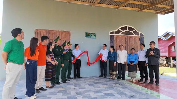 Khánh thành công trình nhà nghĩa tình biên giới Việt Nam-Lào. (Ảnh: PHAN VĨNH)