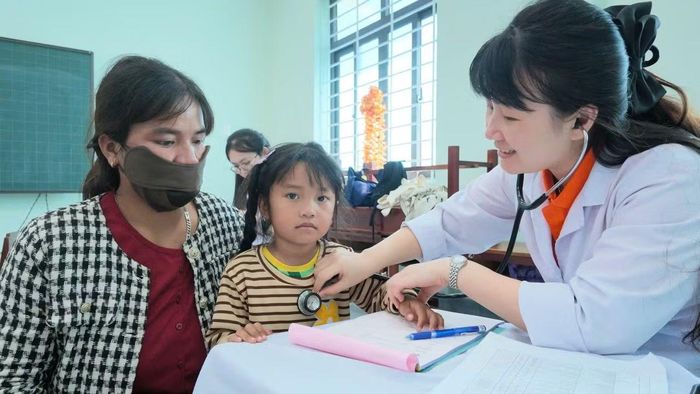 Đoàn y, bác sĩ đã khám bệnh, tư vấn sức khỏe, cấp phát thuốc miễn phí cho nhân dân hai bên biên giới. (Ảnh: PHAN VĨNH)