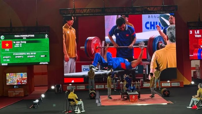 Đội tuyển Cử tạ người khuyết tật Việt Nam góp mặt với ba lực sĩ Lê Văn Công, Nguyễn Bình An và Châu Hoàng Tuyết Loan.(Ảnh: HOÀI THU)