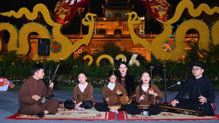 Nghệ nhân Tạ Hạnh trong một chương trình biểu diễn tại Hoàng thành Thăng Long, Hà Nội. (Ảnh: Nhân vật cung cấp)