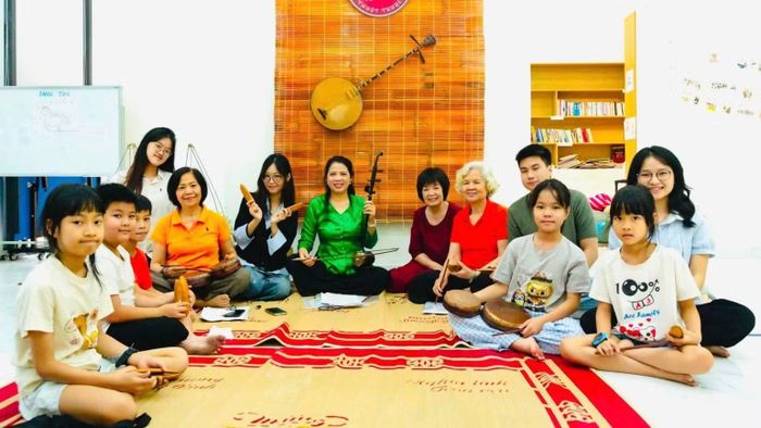Lớp học xẩm miễn phí của nghệ nhân Tạ Hạnh thu hút nhiều đối tượng học viên khác nhau. (Ảnh: Nhân vật cung cấp)