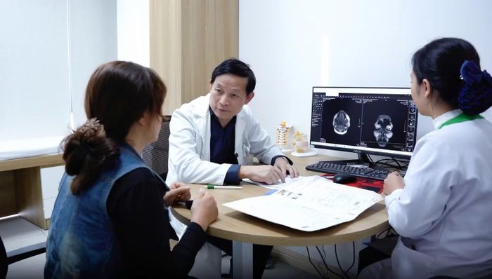 Giáo sư, Tiến sĩ, bác sĩ Kiều Đình Hùng tư vấn cho người bệnh.