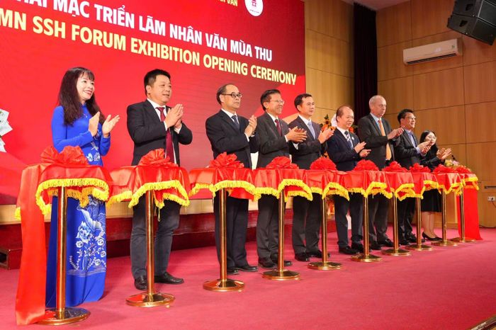Các đại biểu thực hiện nghi thức khai mạc Triển lãm Nhân văn Mùa thu (Ảnh: USSH)