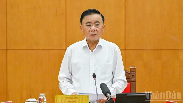 Thay mặt Ban Bí thư, đồng chí Trần Cẩm Tú, Ủy viên Bộ Chính trị, Thường trực Ban Bí thư ký ban hành Chương trình cải cách hành chính trong các cơ quan Đảng giai đoạn 2026-2030 (Quyết định số 495-QĐ/TW). (Ảnh: DUY LINH)