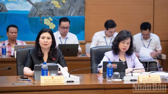 Đoàn đại biểu tỉnh Bắc Ninh thảo luận tại tổ chiều 24/10. (Ảnh: THỦY NGUYÊN)