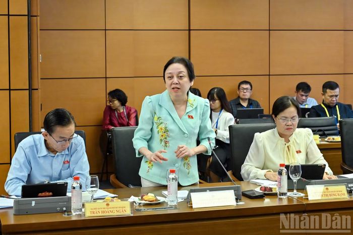 Đại biểu Phạm Khánh Phong Lan (Đoàn Thành phố Hồ Chí Minh) phát biểu thảo luận tại tổ.