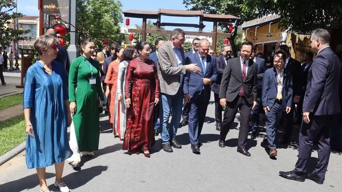 Thủ tướng Ba Lan Donald Tusk và Đoàn đại biểu cấp cao Ba Lan thăm Di sản văn hóa thế giới Đô thị cổ Hội An, Đà Nẵng. (Ảnh: ĐX)