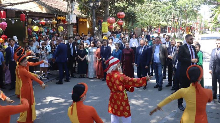 Chương trình biểu diễn nghệ thuật hát bài chòi phục vụ Đoàn đại biểu cấp cao Ba Lan. (Ảnh: ĐX)