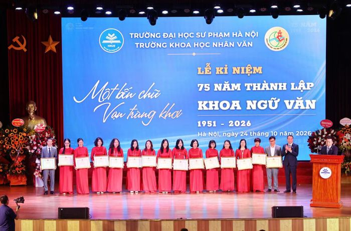 Phó Giáo sư, Tiến sĩ Nguyễn Đức Sơn, Hiệu trưởng Trường đại học Sư phạm Hà Nội tặng Giấy khen, ghi nhận sự đóng góp của các nhà giáo, tập thể. (Ảnh: QUYẾT BÙI)