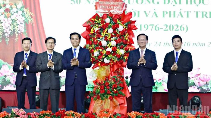Chủ tịch Ủy ban nhân dân tỉnh Lâm Đồng Hồ Văn Mười (thứ hai, bên phải) mong muốn, Trường đại học Đà Lạt tiếp tục đổi mới mạnh mẽ, nâng cao chất lượng toàn diện, khẳng định vị thế trong hệ thống giáo dục đại học Việt Nam và từng bước mở rộng tầm ảnh hưởng trong khu vực, quốc tế, đóng góp ngày càng thiết thực vào sự phát triển của tỉnh Lâm Đồng và đất nước. (Ảnh: BẢO VĂN)