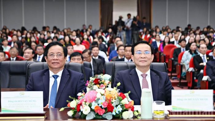Đại biểu tham dự buổi lễ. (Ảnh: BẢO VĂN)