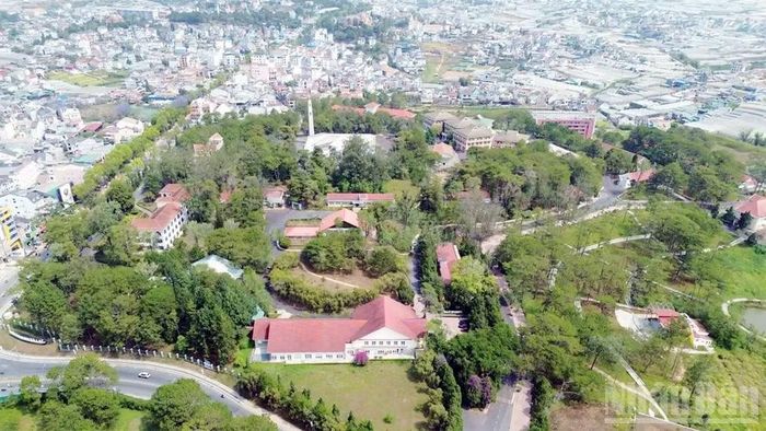 Trường đại học Đà Lạt tọa lạc trong không gian xanh cao nguyên Lâm Viên. (Ảnh: BẢO VĂN)