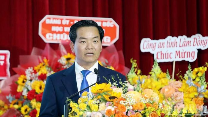 Tiến sĩ Mai Minh Nhật, Bí thư Đảng ủy, Hiệu trưởng Trường đại học Đà Lạt nhấn mạnh: Nhìn lại hành trình 50 năm, điều đáng tự hào không chỉ là những thành tựu đạt được, mà còn là sức bền, tinh thần đổi mới và khát vọng vươn lên của các thế hệ Trường đại học Đà Lạt. (Ảnh: BẢO VĂN)