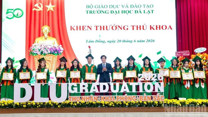 Trường đại học Đà Lạt tổ chức khen thưởng sinh viên thủ khoa. (Ảnh: BẢO VĂN)