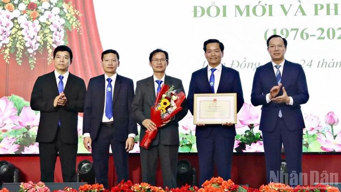 Thứ trưởng Đoàn Trung Kiên trao Bằng khen của Bộ Giáo dục và Đào tạo tặng Trường đại học Đà Lạt về thành tích tiêu biểu, xuất sắc góp phần vào sự phát triển của ngành giáo dục và kinh tế-xã hội đất nước. (Ảnh: BẢO VĂN)