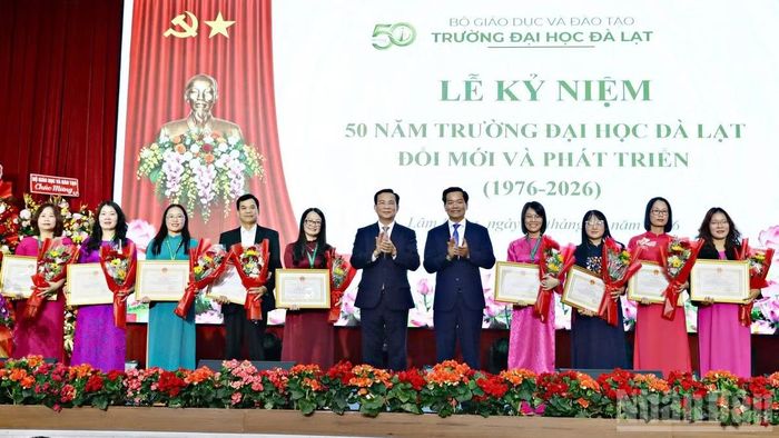 Dịp này, 10 tập thể và 19 cá nhân Trường đại học Đà Lạt được Chủ tịch Ủy ban nhân dân tỉnh Lâm Đồng tặng bằng khen vì những đóng góp trong đào tạo nguồn nhân lực, góp phần phát triển kinh tế-xã hội địa phương. (Ảnh: BẢO VĂN)