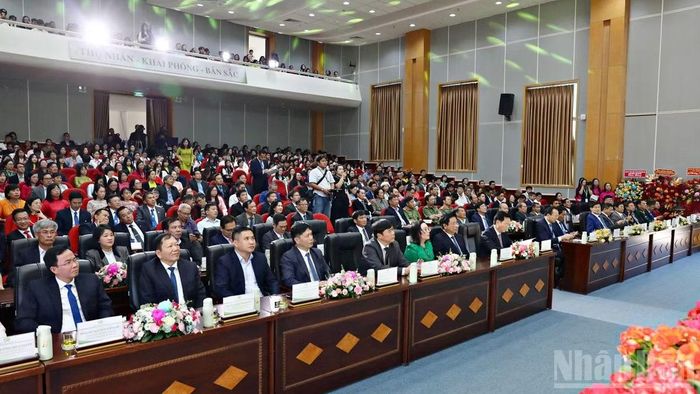 Đại biểu tham dự buổi lễ. (Ảnh: BẢO VĂN)