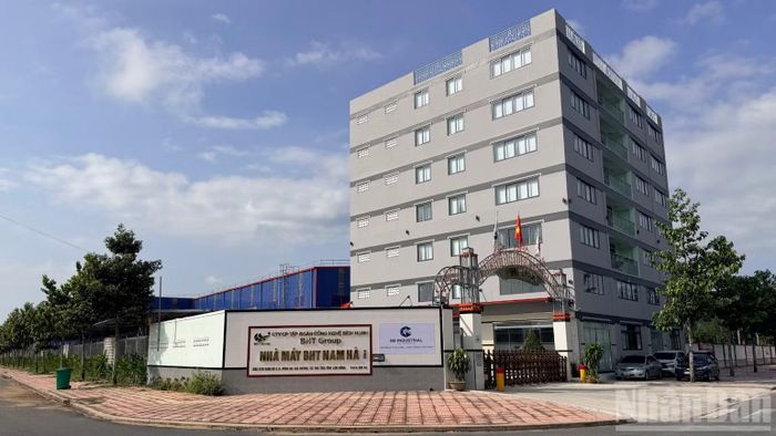 Nhà đầu tư xây dựng tại Cụm công nghiệp Nam Hà. (Ảnh: THANH HẢI)