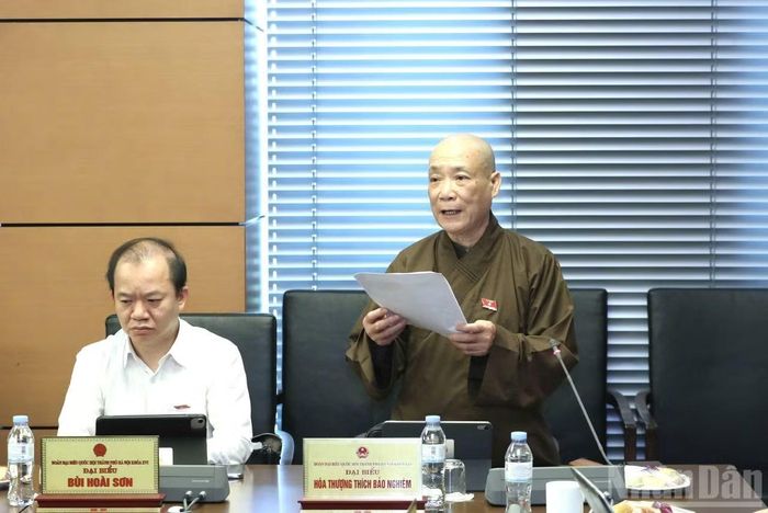 Hòa thượng Thích Bảo Nghiêm (Đoàn thành phố Hà Nội) phát biểu tại tổ.