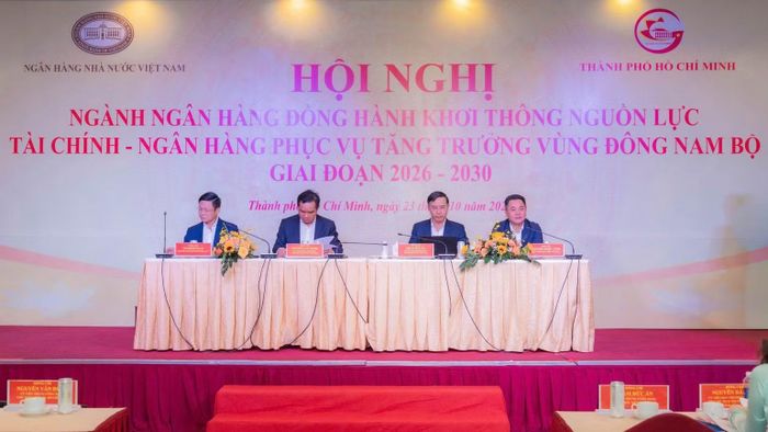 Lãnh đạo Thành phố Hồ Chí Minh và Ngân hàng Nhà nước chủ trì hội nghị. (Ảnh: NNHN)