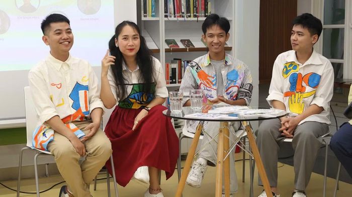 Tham gia tọa đàm là các diễn viên khiếm thính trong vở kịch “Lắng Nghe Điểm Chạm” được biểu diễn tại Rạp Chuông Vàng vào tối 23/10. (Ảnh: KHÁNH LY)